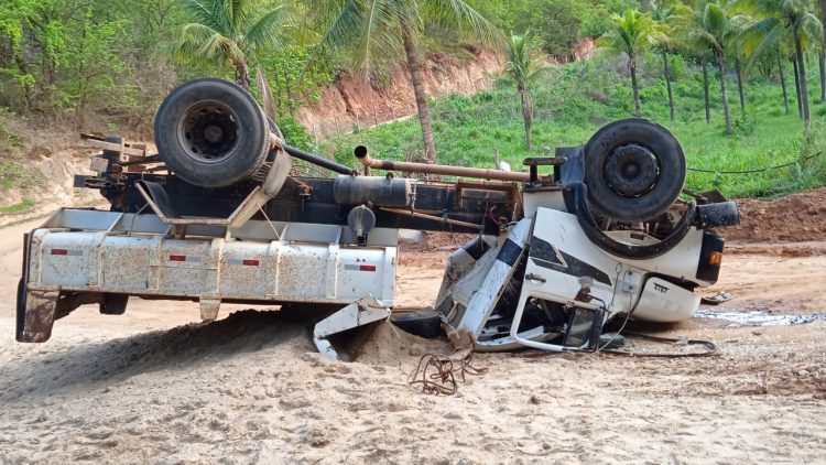 CUPARAQUE: Acidente com caminhão na tarde desta terça-feira.