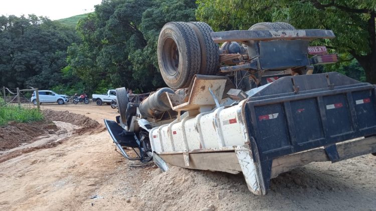 CUPARAQUE: Acidente com caminhão na tarde desta terça-feira.