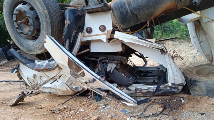CUPARAQUE: Acidente com caminhão na tarde desta terça-feira.