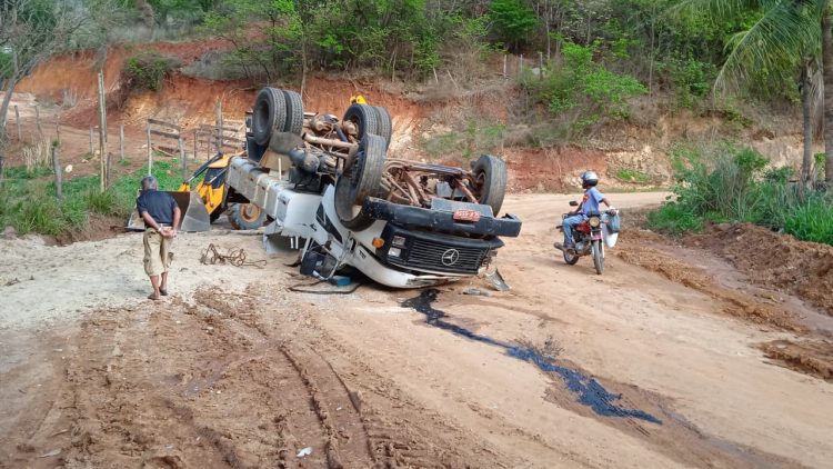CUPARAQUE: Acidente com caminhão na tarde desta terça-feira.