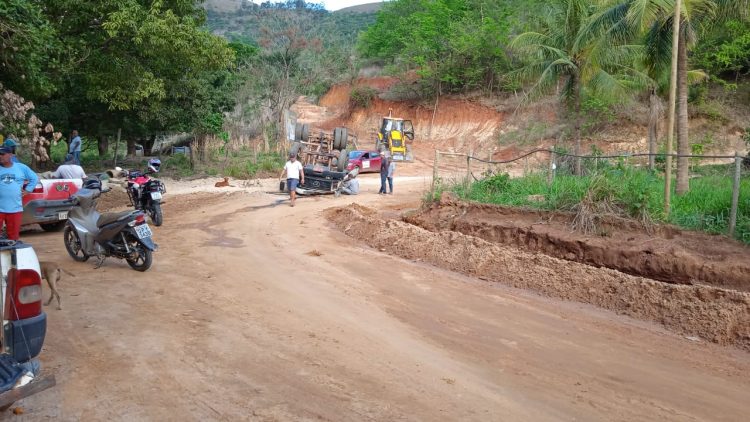 CUPARAQUE: Acidente com caminhão na tarde desta terça-feira.